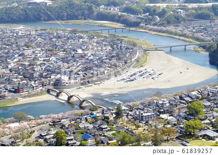 岩国城からの街並みと錦川の眺め 61839257