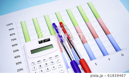 グラフ ビジネス書類 イメージ グラフ ビジネス書類 イメージ 61839467