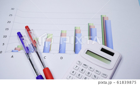 グラフ ビジネス書類 イメージ グラフ ビジネス書類 イメージ 61839875