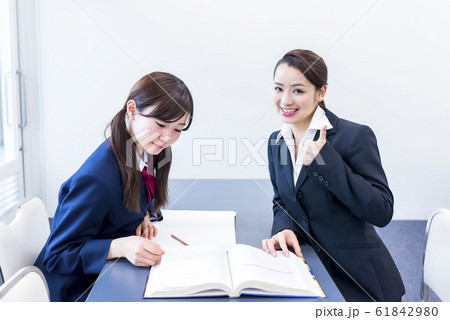 受験勉強　女子高校生と講師　グッドジョブ 61842980
