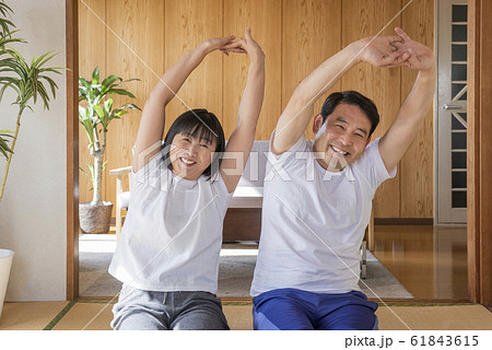 自宅でストレッチ ヨガをする中高年の夫婦 自宅でストレッチ ヨガをする中高年の夫婦 61843615