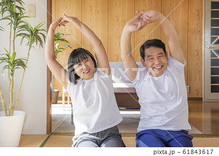 自宅でストレッチ ヨガをする中高年の夫婦 自宅でストレッチ ヨガをする中高年の夫婦 61843617