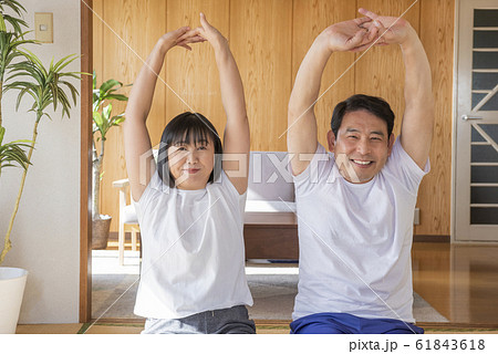 自宅でストレッチ　ヨガをする中高年の夫婦 61843618
