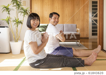 自宅でストレッチ ヨガをする中高年の夫婦 自宅でストレッチ ヨガをする中高年の夫婦 61843620