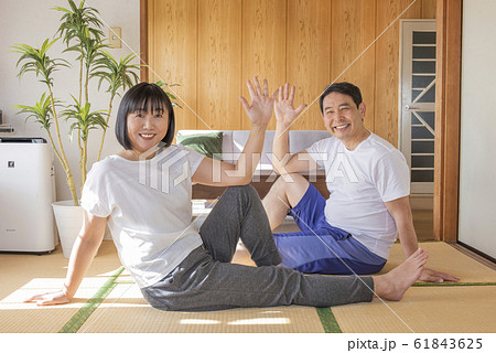 自宅でストレッチ　ヨガをする中高年の夫婦 61843625