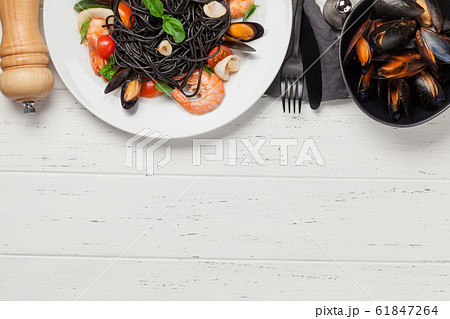 Black seafood spaghetti pasta Black seafood spaghetti pasta 61847264