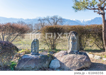 早春の水色の時道祖神 61848356
