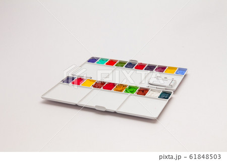 Painting pallet isolated on white 61848503