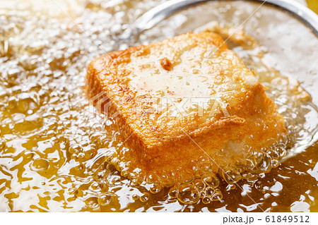 あつ揚げ作り 61849512