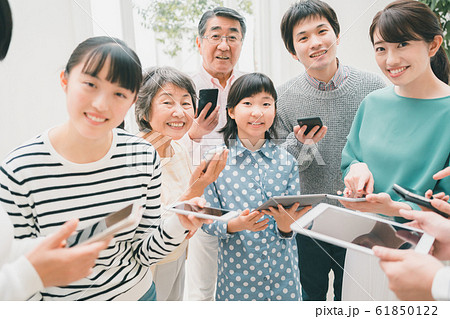 family　家族　スマホ　タブレット　デバイス 61850122