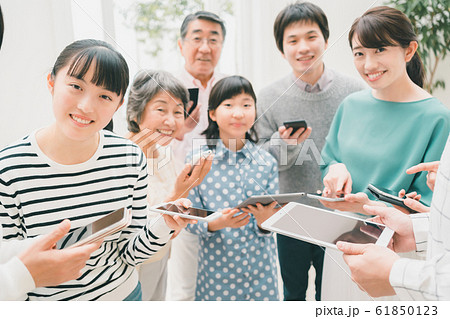 family　家族　スマホ　タブレット　デバイス 61850123