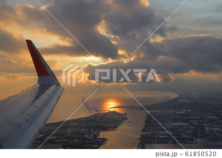 機上の夕景 61850520