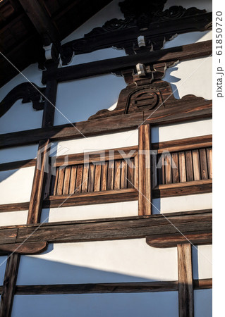 紅葉の等持院・庫裏の白壁と木組み 61850720