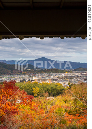 大河内山荘の秋、月下亭から臨む紅葉の京都盆地と比叡山 61850821