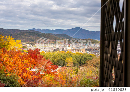 大河内山荘の秋、月下亭から臨む紅葉の京都盆地と比叡山 61850823