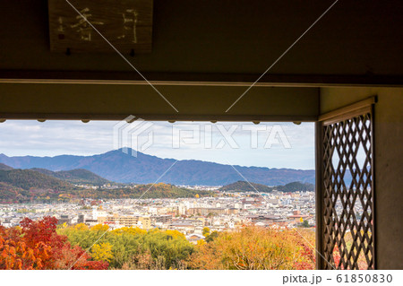 大河内山荘の秋、月下亭から臨む紅葉の京都盆地と比叡山 61850830