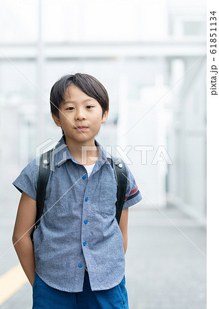 小学生 学校 男の子 キャンパスイメージ 小学生 学校 男の子 キャンパスイメージ 61851134
