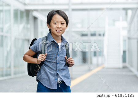 小学生 学校 男の子 キャンパスイメージ 61851135