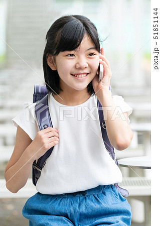 小学生 スマホ 女の子 スクールライフイメージ 61851144