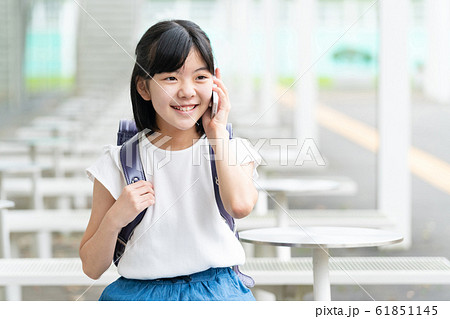 小学生 スマホ 女の子 スクールライフイメージ 61851145