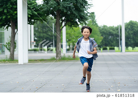 小学生 学校 男の子 通学 学校生活イメージ 61851318