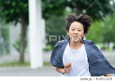 小学生 学校 男の子 通学 学校生活イメージ 61851329