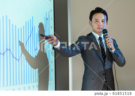 セミナー 講師 ビジネスマン 研修 ビジネスイメージ 61851519