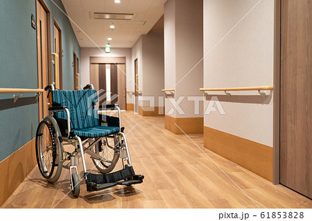 介護施設 老人ホーム 医療 福祉 介護イメージ 61853828