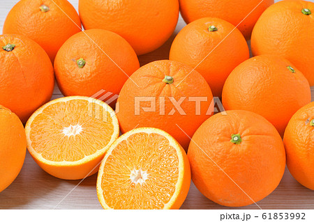 注意）皮の傷はレタッチで修正しています。オレンジ、フルーツ、果物、ネーブルオレンジ、柑橘類。 61853992