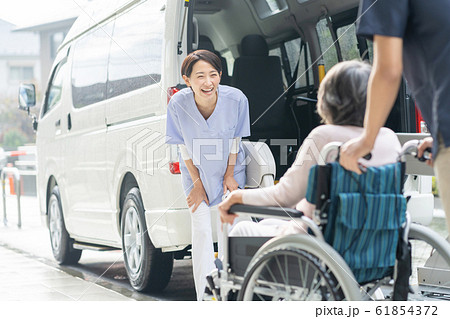 介護施設 デイサービス 介護車両 医療イメージ 61854372