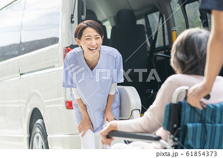 介護施設 デイサービス 介護車両 医療イメージ 61854373