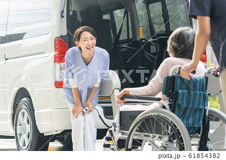 介護施設 デイサービス 介護車両 医療イメージ 61854382