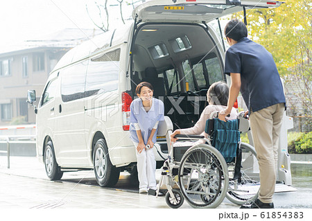 介護施設 デイサービス 介護車両 医療イメージ 61854383