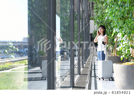 空港　窓辺　女性　スマホ 61854921
