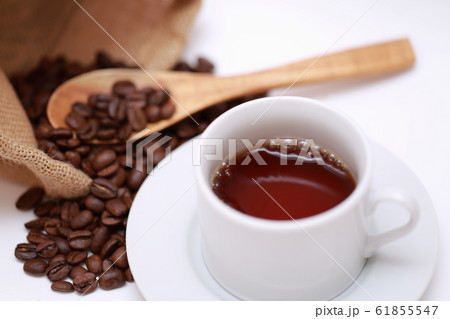 コーヒー豆 (珈琲豆 小粒 焙煎 飲食 実 飲み物 ドリンク ブレンド カフェイン コピースペース) 61855547