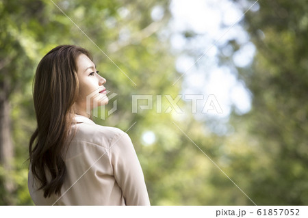 韓国人 若い女性 ビジネスウーマン 61857052