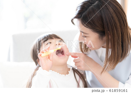 歯みがき　女の子　ママ 61859161
