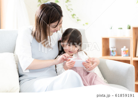 スマホ 女の子 ママ スマホ 女の子 ママ 61859191