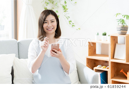 女性　スマホ　検索 61859244