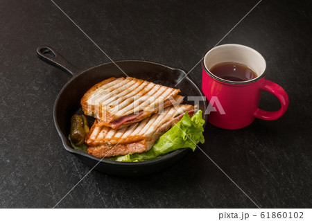 ホットサンドイッチ　Italian popular hot sandwich (panini) 61860102