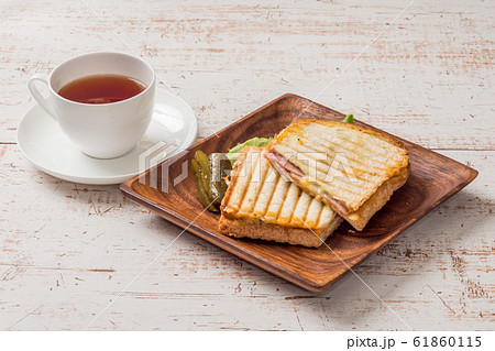 ホットサンドイッチ　Italian popular hot sandwich (panini) 61860115
