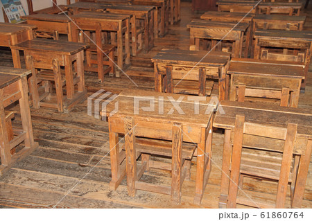 旧開智学校校舎の机とイス 旧開智学校校舎の机とイス 61860764