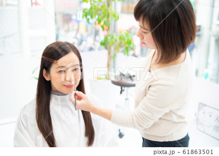 シニア女性 美容 シニア女性 美容 61863501
