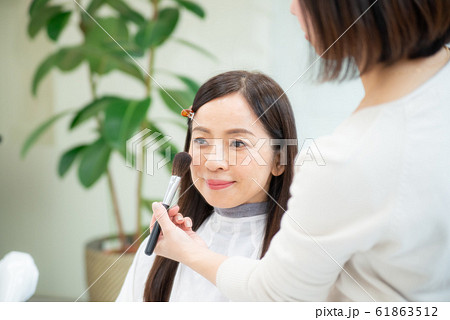 シニア女性 美容 61863512