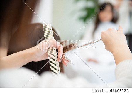 美容室でヘアケアをするシニア女性 美容室でヘアケアをするシニア女性 61863529