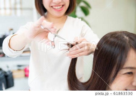 美容室でヘアケアをするシニア女性 美容室でヘアケアをするシニア女性 61863530