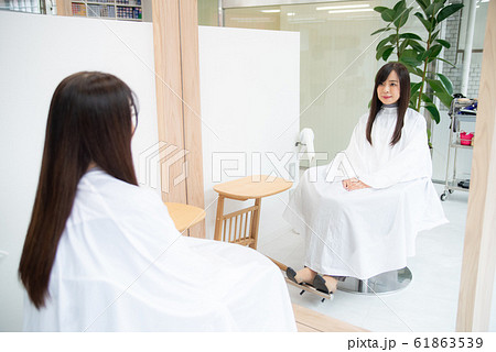 美容室でヘアカットをするシニア女性 美容室でヘアカットをするシニア女性 61863539