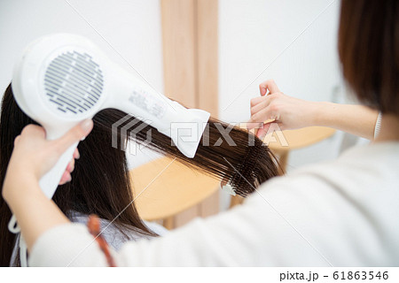 美容室でヘアケアをするシニア女性 61863546
