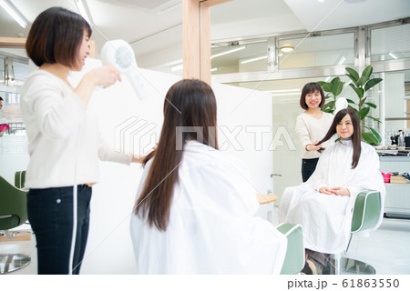 美容室でヘアケアをするシニア女性 美容室でヘアケアをするシニア女性 61863550