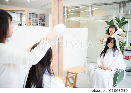 美容室でドライヤーをするシニア女性 美容室でドライヤーをするシニア女性 61863559